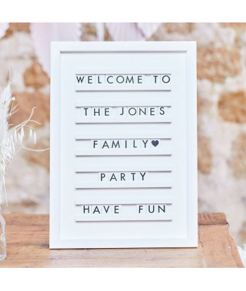 Tableau à lettres coulissantes blanches