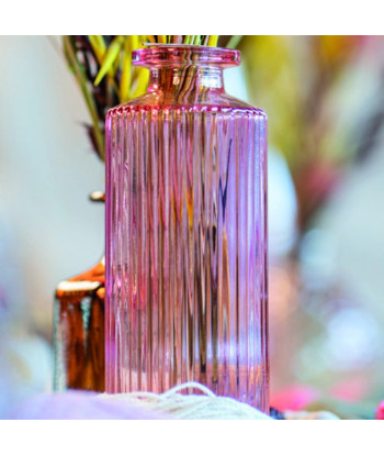 Vase en verre strié rose poudré