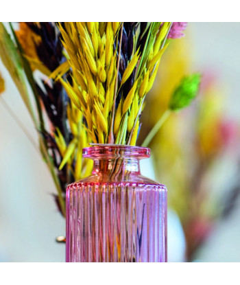 Vase en verre strié rose poudré