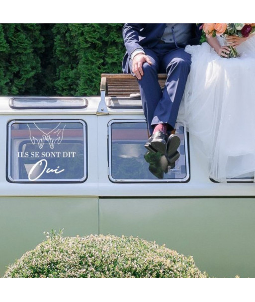 Sticker voiture mariage "ils se sont dit oui" avec mains en filaire