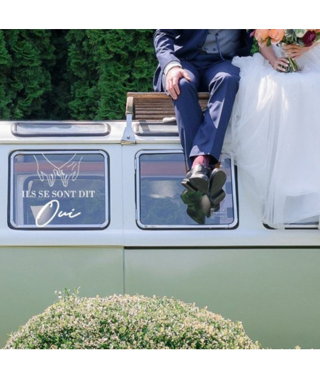Sticker voiture mariage "ils se sont dit oui" avec mains en filaire