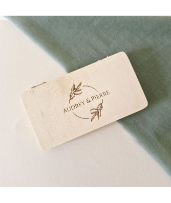 Boite à alliances personnalisable en bois gravé aux noms des mariés